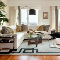 La suddivisione in zone del soggiorno con un tappeto grigio