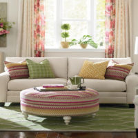 Canapé blanc dans le salon à décor rose