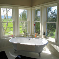 Vasca da bagno ed finestre in una casa privata