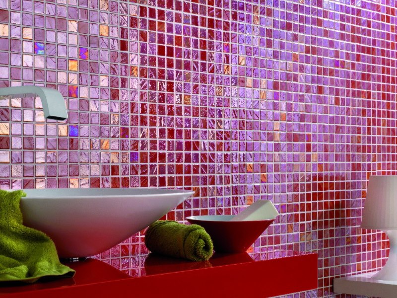 Décorer la salle de bain avec des carreaux de mosaïque rouge