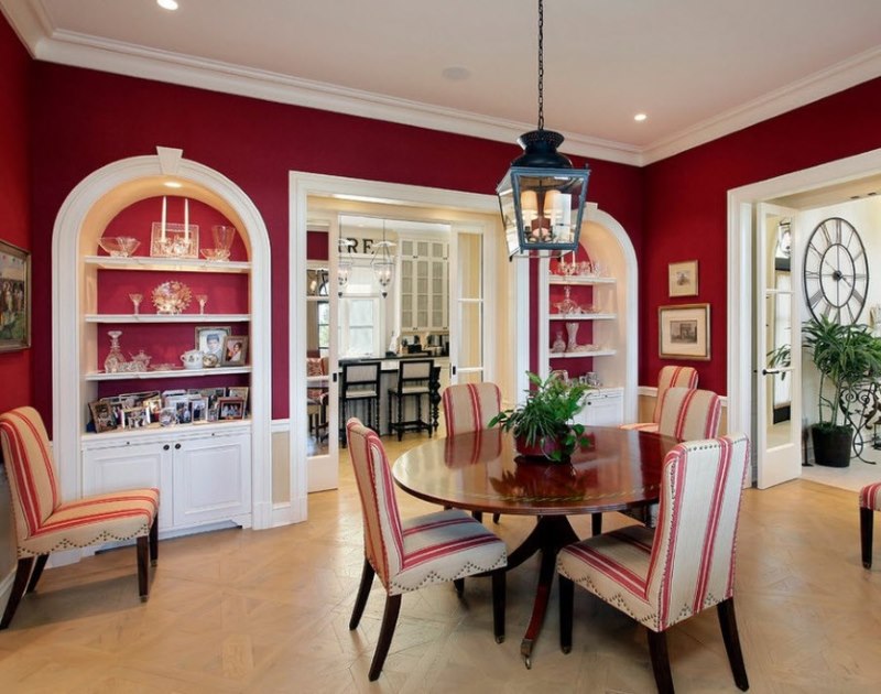 The combination of red and white in the interior of the living room