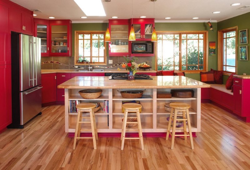 Intérieur de cuisine d'une maison de campagne de couleur rouge-verte