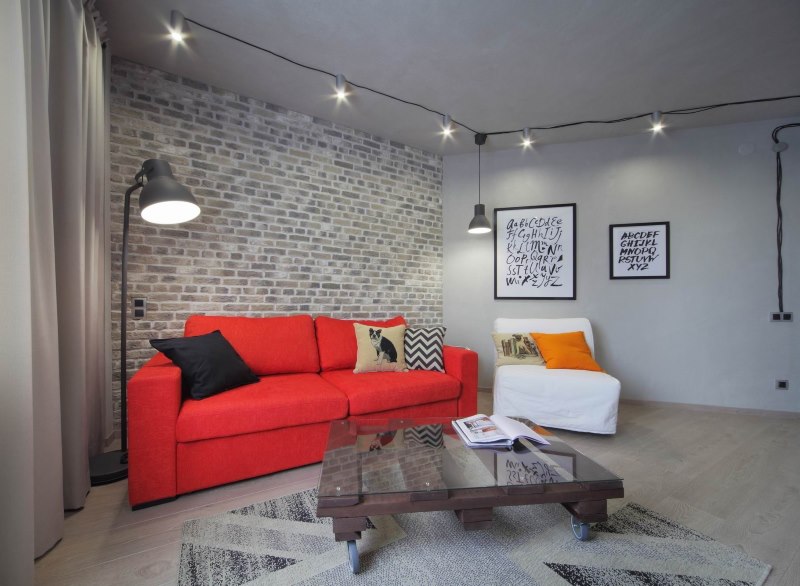 Canapé rouge à l'intérieur de style loft gris