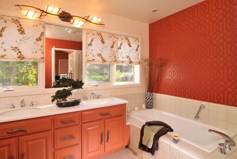 The combination of beige and red colors in the design of the bathroom