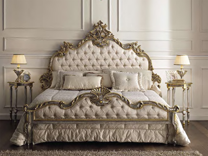 Letto in legno in una bellissima camera da letto in stile classico
