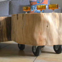 Do-it-yourself original coffee table sawing wood