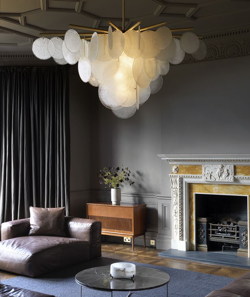 Lampadario originale a forma di nuvola in una stanza con un interno grigio