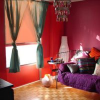 Cuscini colorati nella decorazione della camera da letto