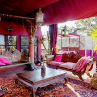 Stile marocchino nel design del cortile di una casa privata