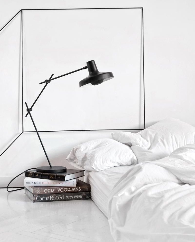 Un esempio di extra minimalismo nella decorazione di una camera da letto