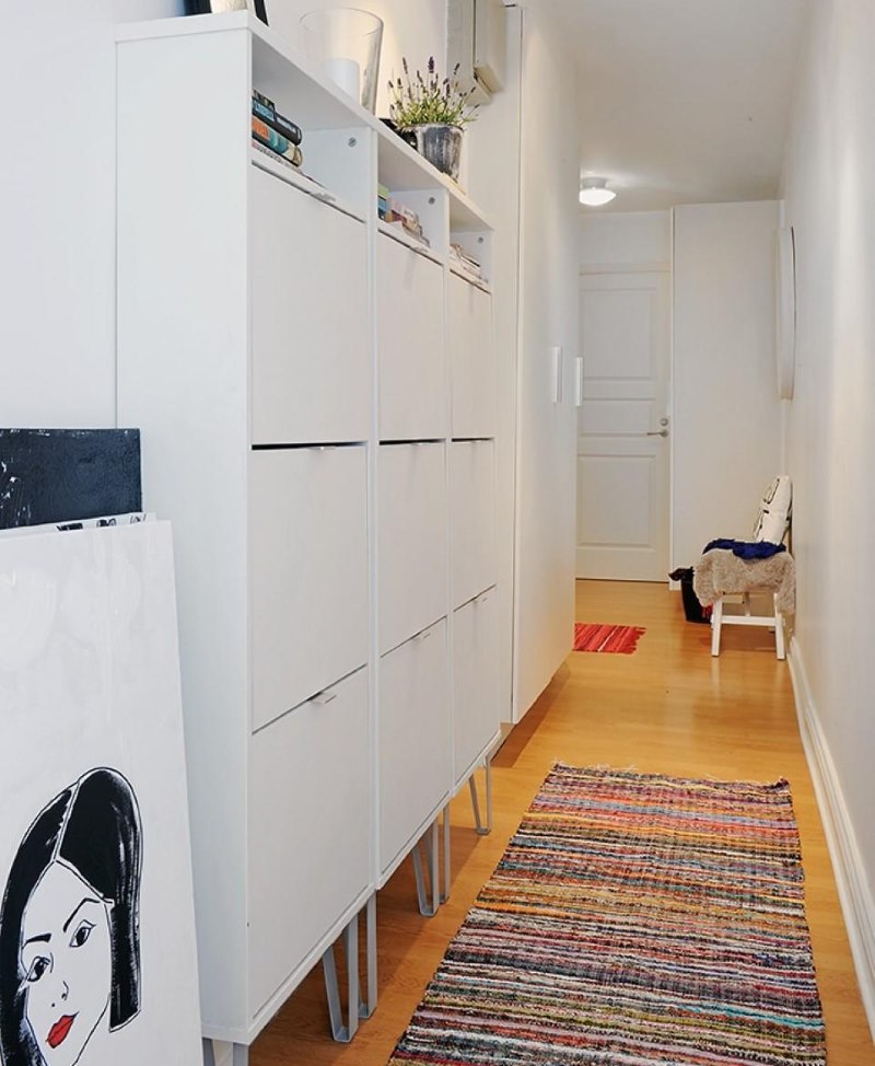 Ensemble de meubles avec des façades blanches pour un petit couloir