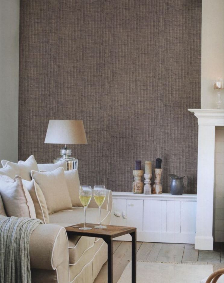 Using burlap to decorate walls in a living room