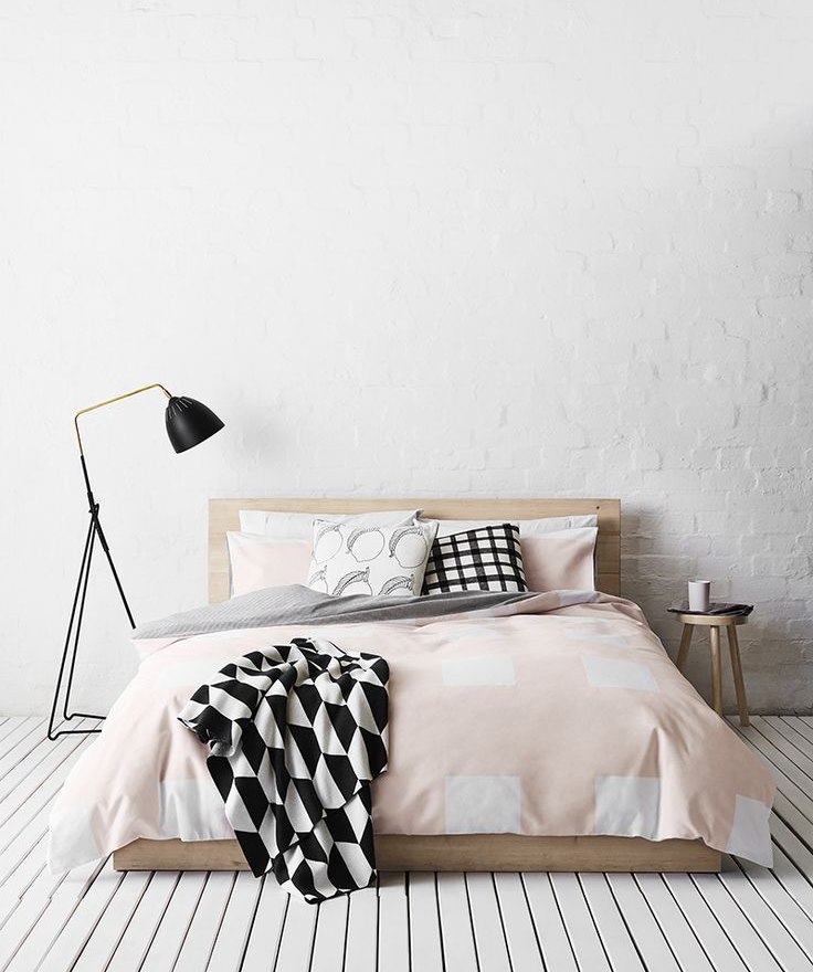 Interno bianco minimalista della camera da letto