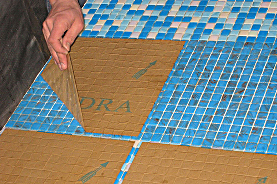 DIY pose une feuille de mosaïque sur une base de papier