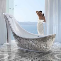 Belle conception de salle de bains avec revêtement en mosaïque