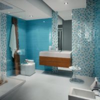 Intérieur de la salle de bains en mosaïque bleue