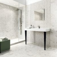 Intérieur gris et blanc d'une salle de bain moderne