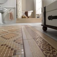 Mosaïque en céramique sur le sol de la salle de bain
