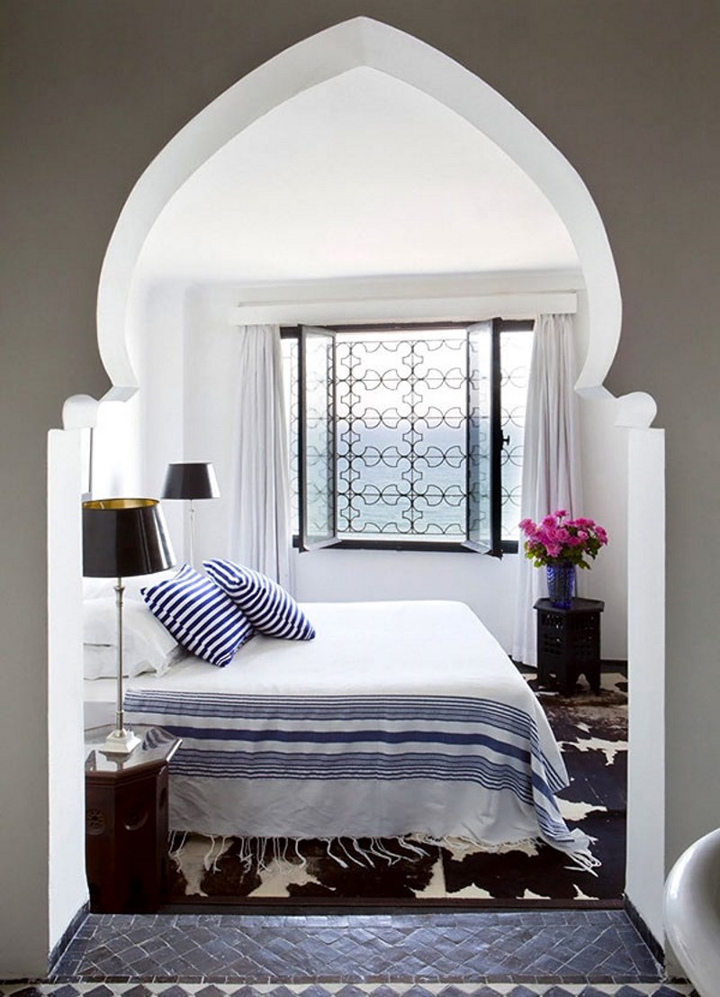 Moroccan small bedroom with arch