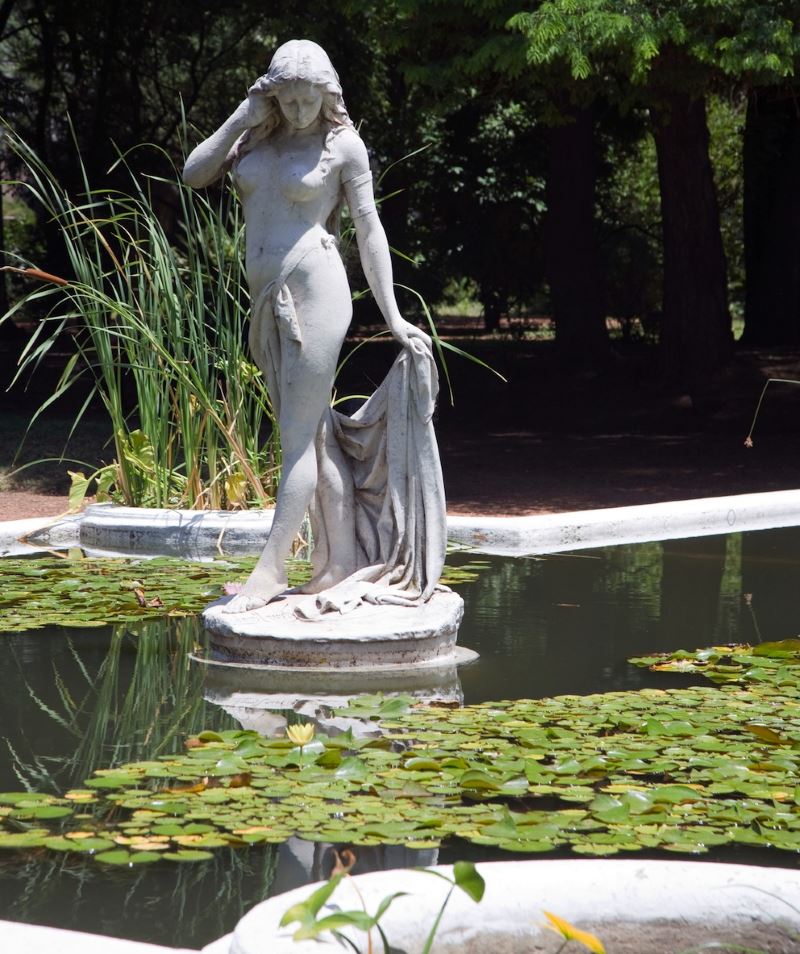 Sculpture d'une fille baigneuse dans la conception d'un étang de jardin