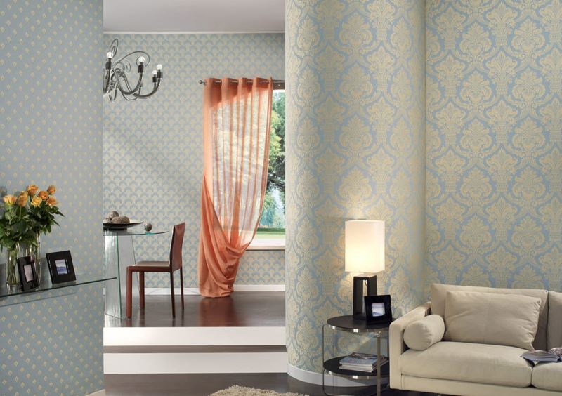 La combinaison de papier peint avec différentes impressions dans le salon d'une maison privée
