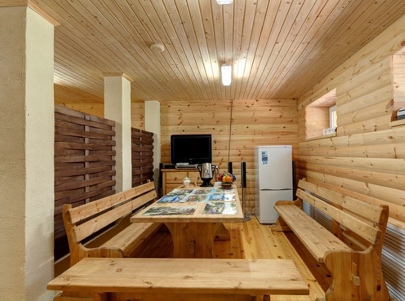 Doubler les murs et le plafond de la salle de relaxation dans le pavillon de bain en bois