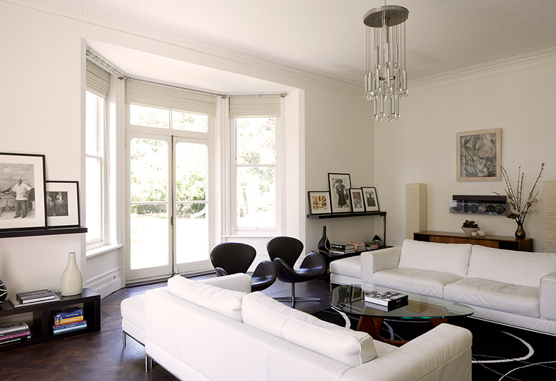 Interno di un bellissimo soggiorno in bianco con finestre sul pavimento