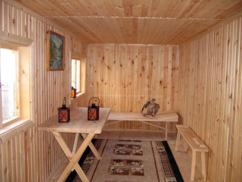 Intérieur simple d'une salle de relaxation dans un petit bain public