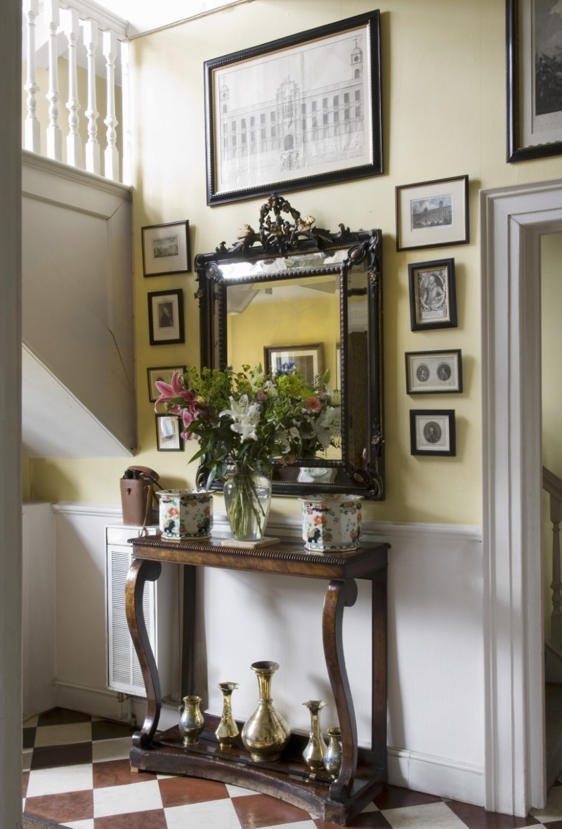 Classic-style trellis with brown trim in the hallway of a private house