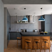 Interno grigio della cucina-soggiorno di una casa privata