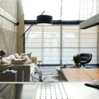 Interno appartamento monolocale in stile loft grigio