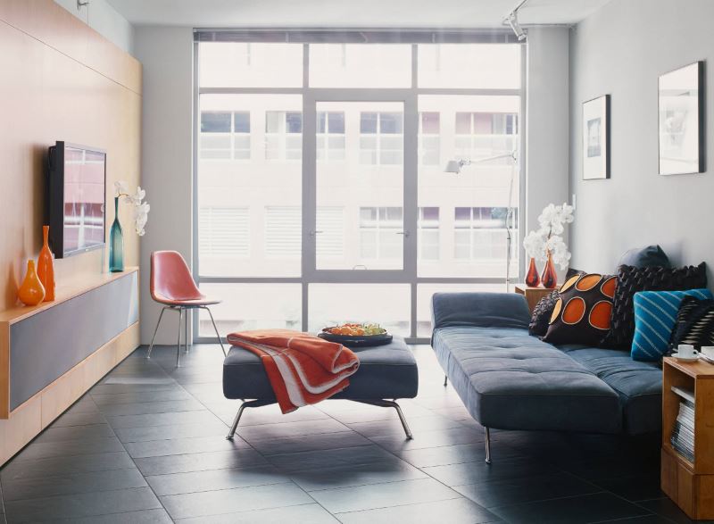 Finestre panoramiche nel soggiorno con un divano pieghevole