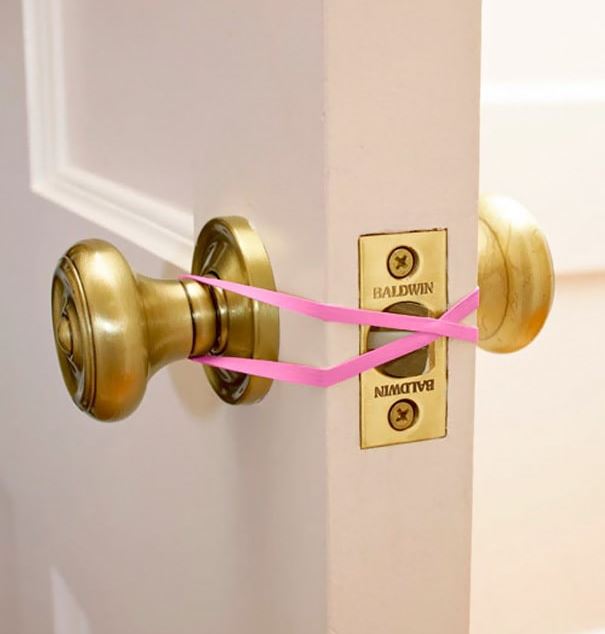 Life hack for home - an elastic band as a latch for a door latch