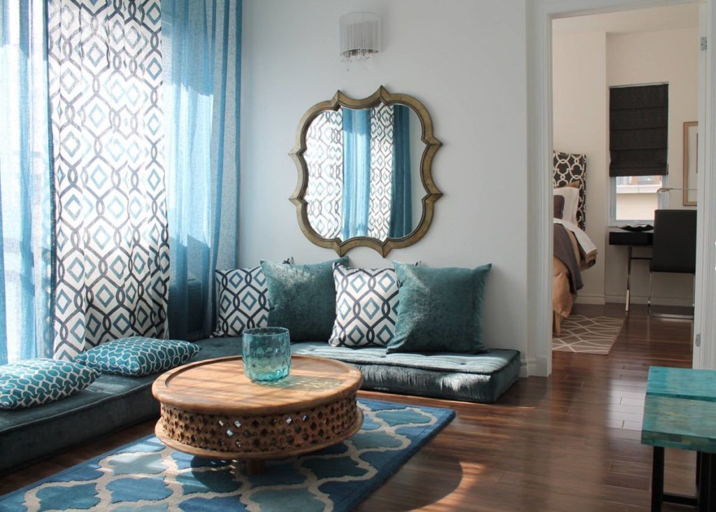 Colore blu all'interno della camera da letto in stile marocchino