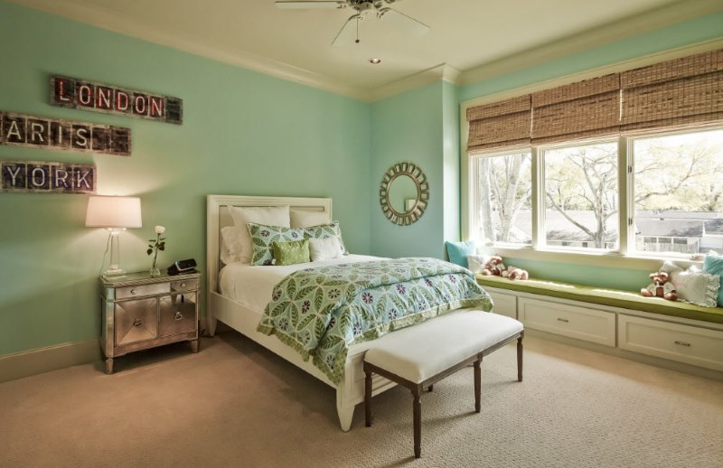 The combination of beige and mint in the bedroom of a country house
