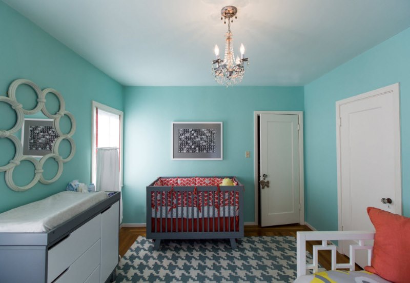 The combination of mint and gray in the nursery