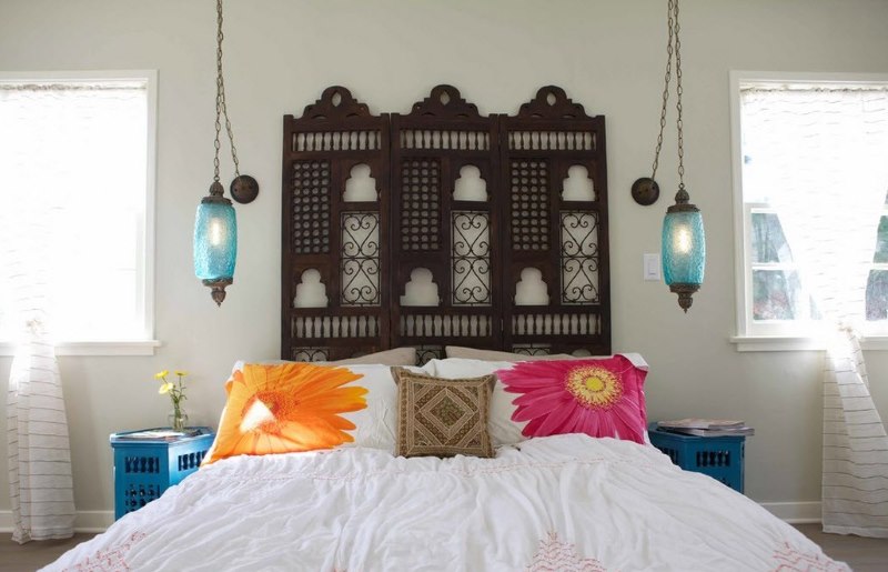 Bedroom decoration with bright pillows in the Moroccan style
