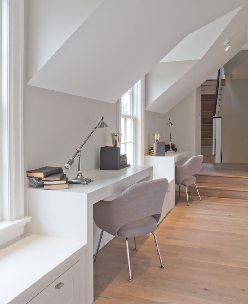 Pareti semplici e mobili bianchi in una stanza in stile minimalista