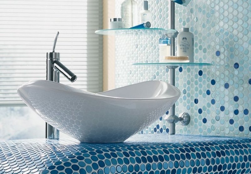 Un esempio di finitura dei controsoffitti in bagno con un mosaico rotondo