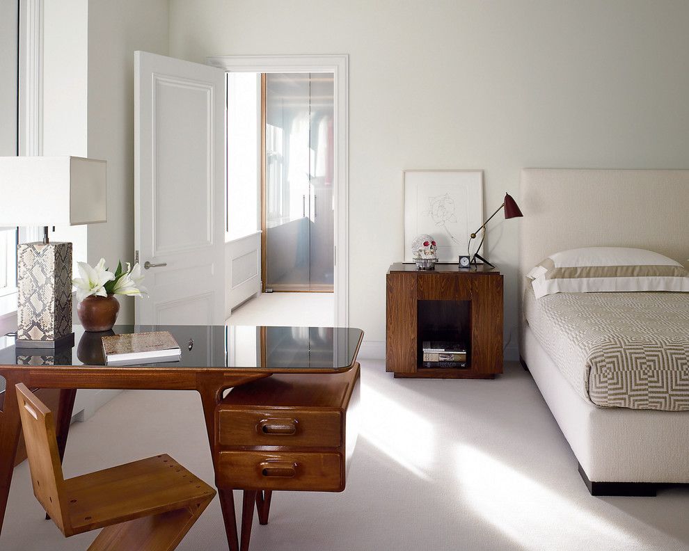 Design minimalista della camera da letto con mobili in legno scuro