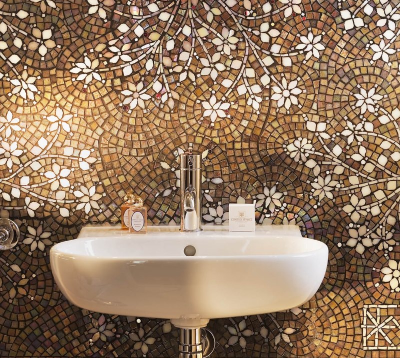 Wall decoration in the bathroom with ceramic mosaic