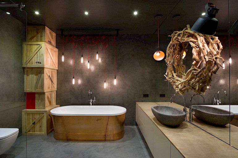 Conception de salle de bains de style loft sombre