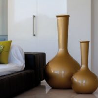 Decor of the bedroom with vases of various sizes