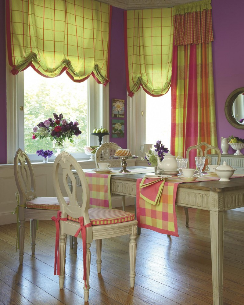 Design della sala da pranzo di una casa di campagna con tende inglesi