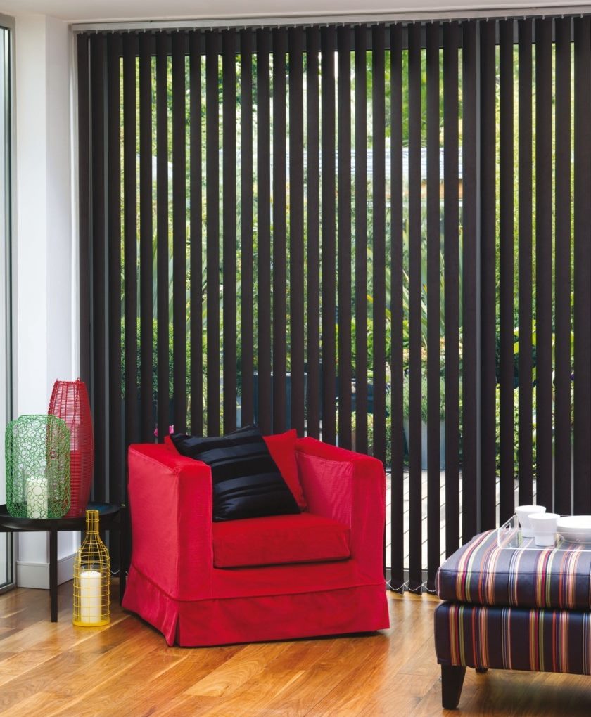 Fabric blinds in the design of the living room