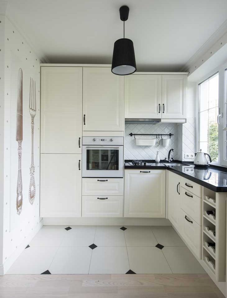 Corner kitchen unit with white facades