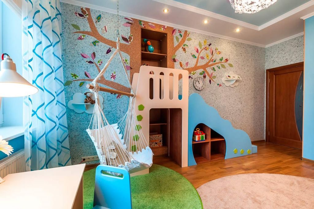Medis iš skystų tapetų ant vaikų kambario sienos