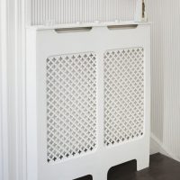 Baltas dekoratyvinis radiatoriaus ekranas