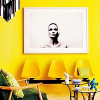 Decorating a yellow wall with a black and white picture