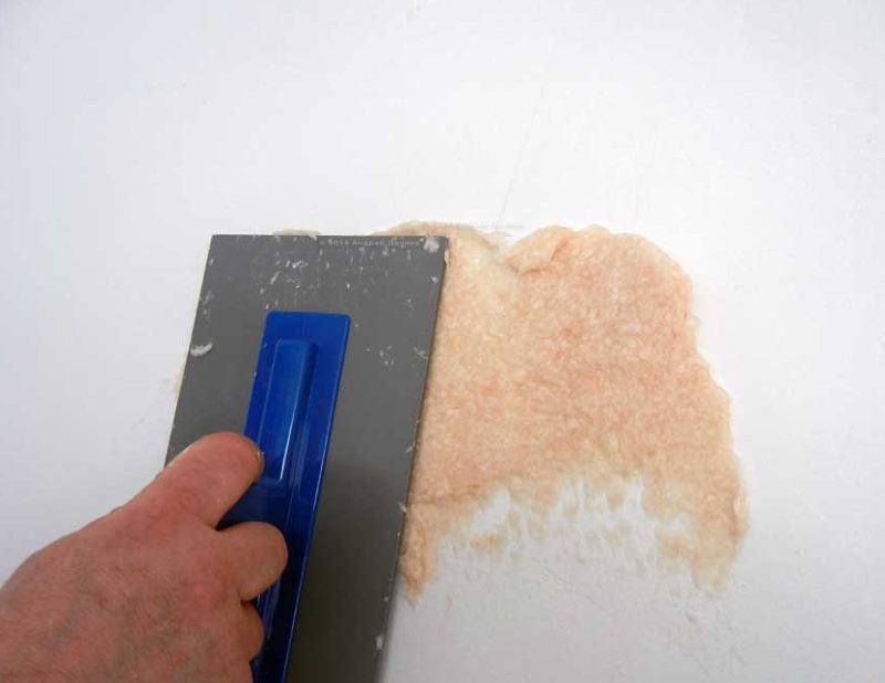 Application of liquid wallpaper with a wide grater